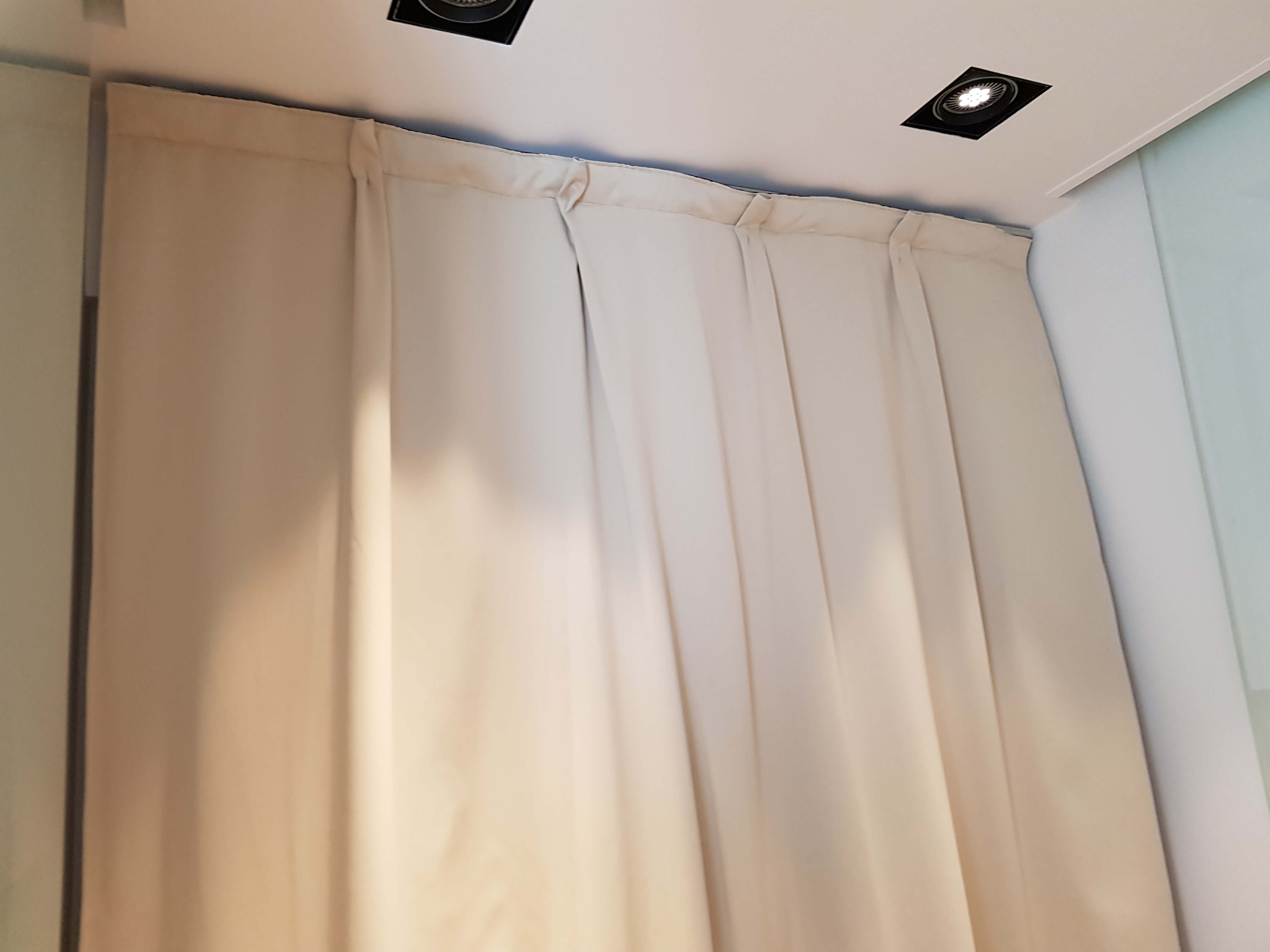Soundproof curtain or noise-reducing curtain?