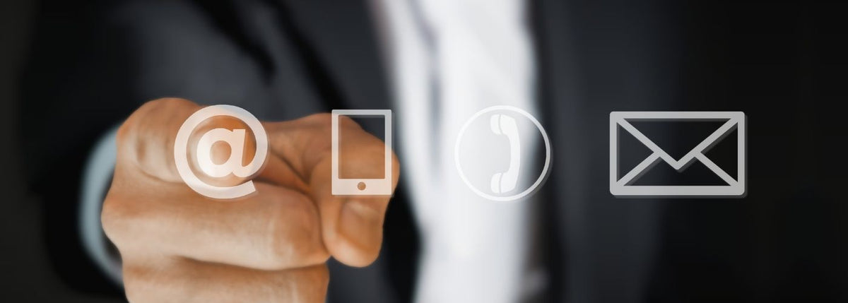 Personne pointant vers des symboles de contact : e-mail, mobile, téléphone et courrier