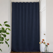 Rideau phonique sur mesure Cotton Silence coloris bleu marine installé devant une ouverture