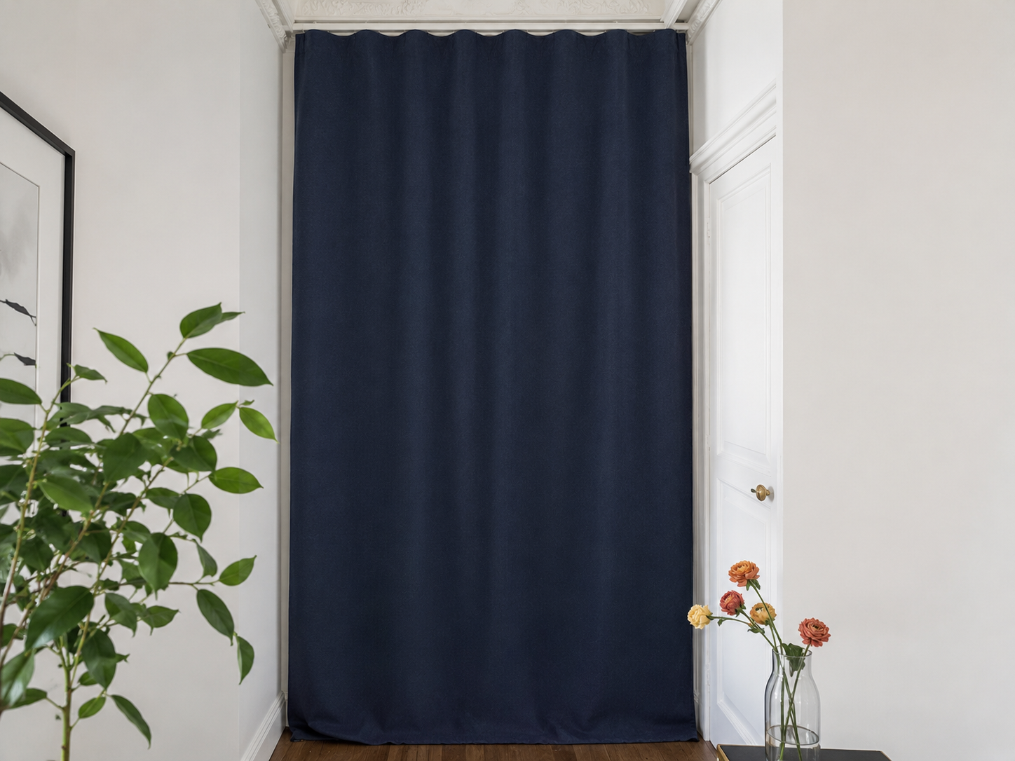 Rideau phonique sur mesure Cotton Silence coloris bleu marine installé devant une ouverture